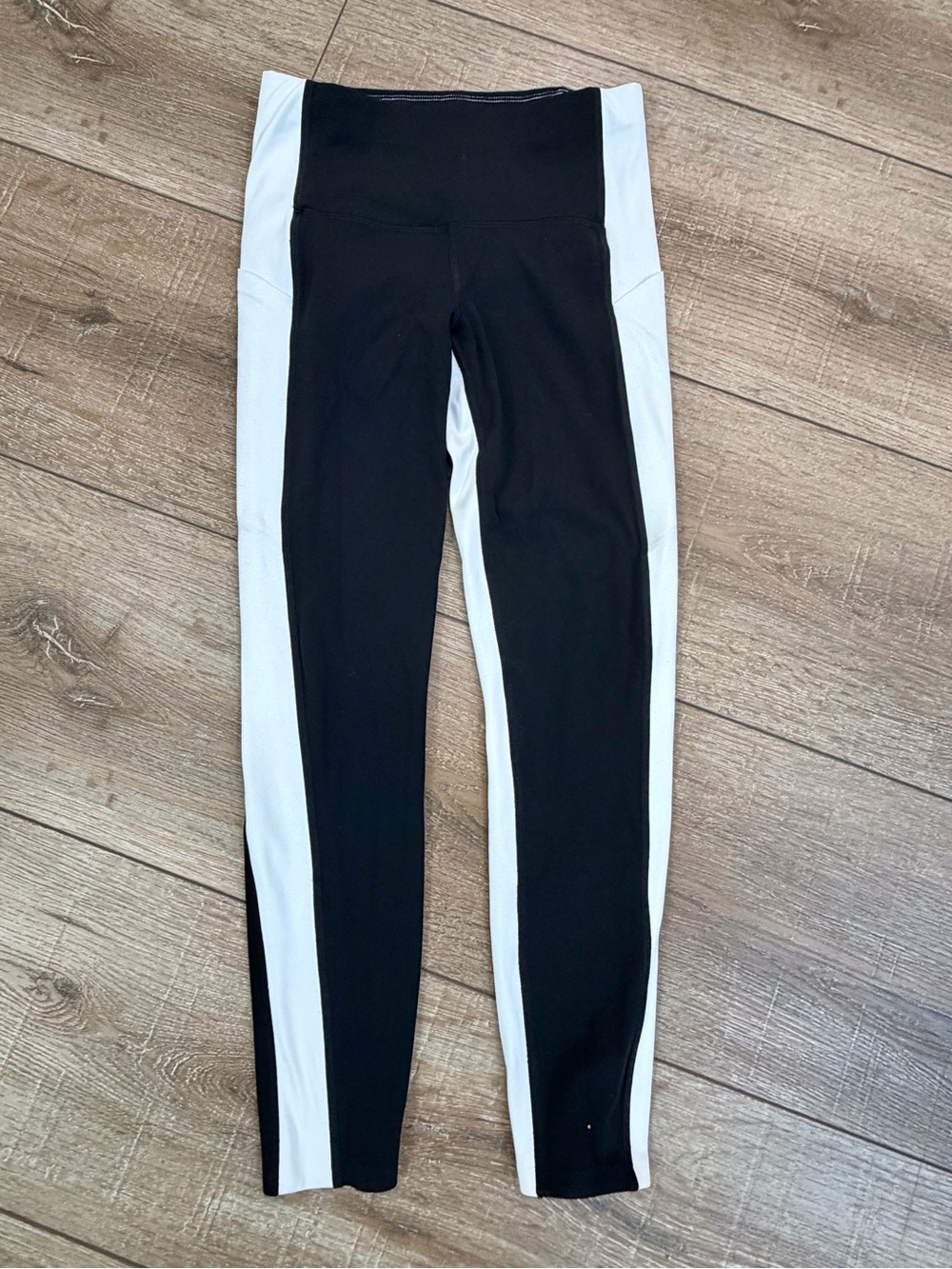 Athleta Yin 7/8 Tight in black and white colorblock, size XS. Bold contrast side